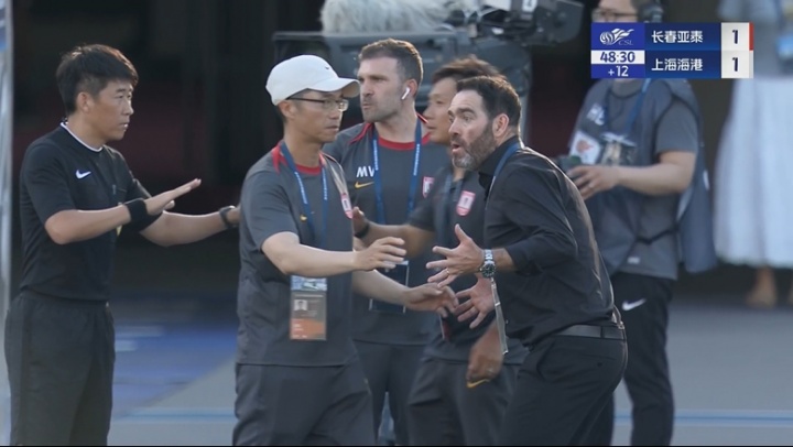 金沙娱乐城官网-非常不满😡亚泰主帅苏亚雷斯暴怒抗议进球被吹，吃到黄牌