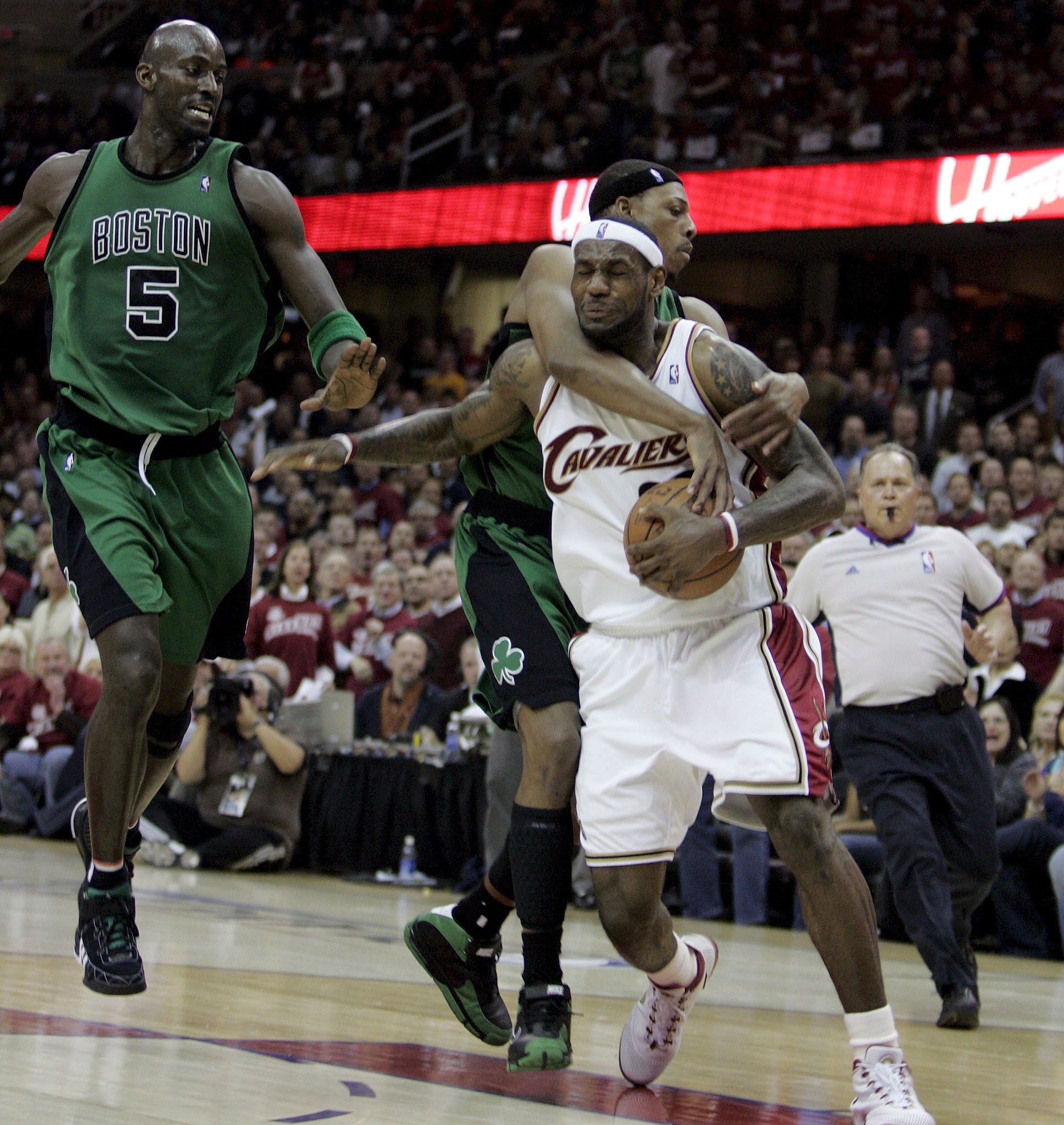 金沙娱乐城-皮尔斯：詹姆斯有着大前锋身材&amp;后卫打法 他身材和大本一样