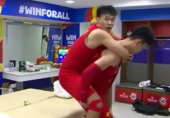 赵睿脚踝扭伤痛苦无比 中国男篮的首胜代价不小